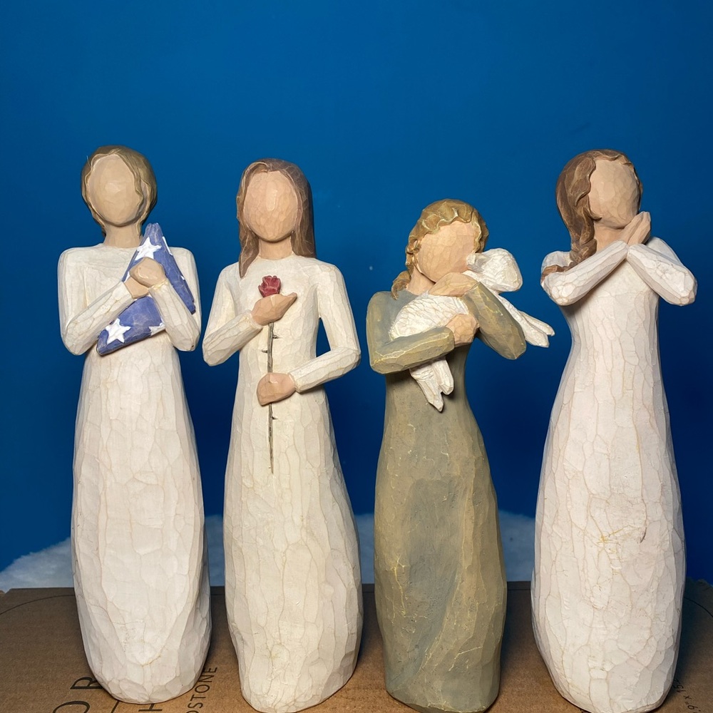 Willow lot of 4 willow tree figurines
Hero/love/peace on earth/ joy